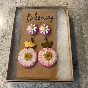 NWT Pink clay flower earrings